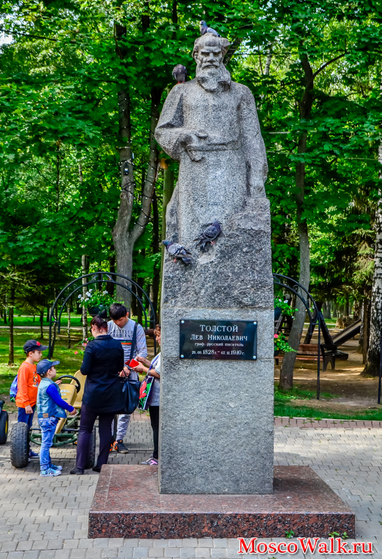 памятник Л.Н. Толстому в Химках