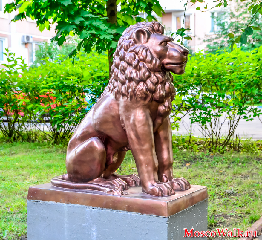 статуи львов на аллее