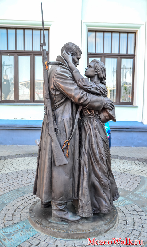 Белорусский вокзал памятник Прощание Славянки