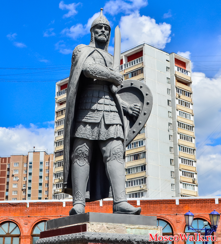памятник основателю города Дзержинский