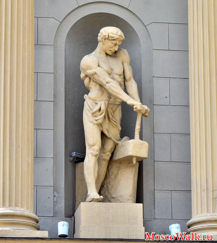 Скульптуры на здании Киевского вокзала