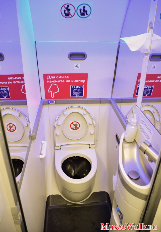 туалет на борту самолета авиакомпании Победа