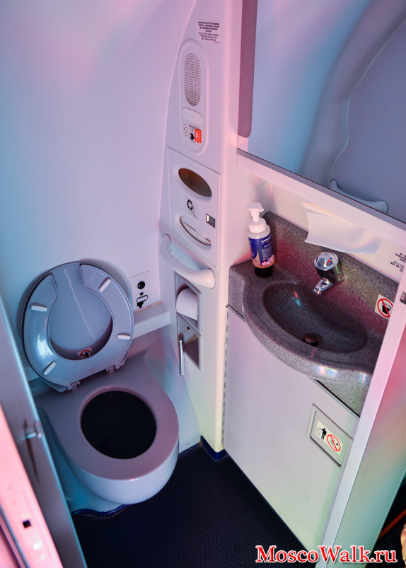 туалет на борту Sukhoi SuperJet 100
