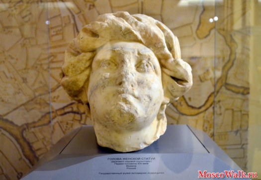 Царицыно. Голова женской статуи (фрагмент садовой скульптуры)