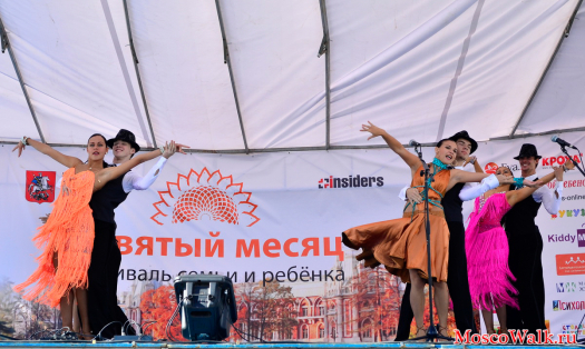Артисты танцуют на сцене в парке Царицыно