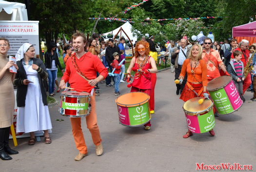 Барабанщики, прошлись по центральной аллеи Екатерининского парка