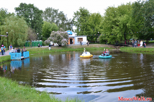 в Екатерининском парке есть небольшой пруд
