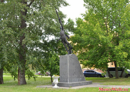 Памятник человек с ракетой в руках