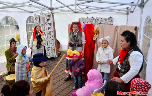 дети играют в спектакле на Баварской вечеринке