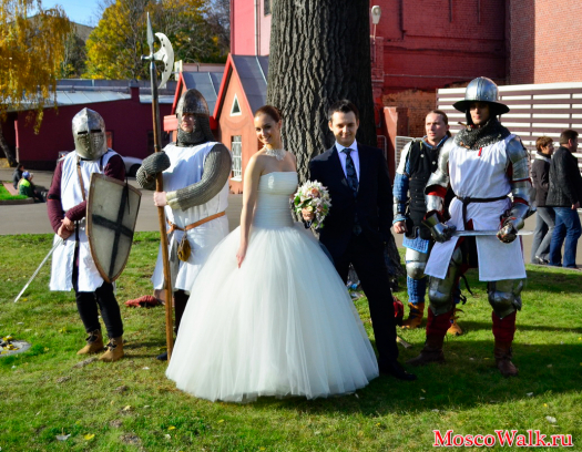 Жених и невеста в окружении рыцарей