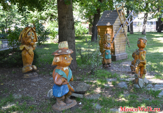 В парке стоят фигурки из дерева - Волшебник Изумродного города
