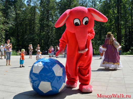 Розовый слоник играет футбол с детьми
