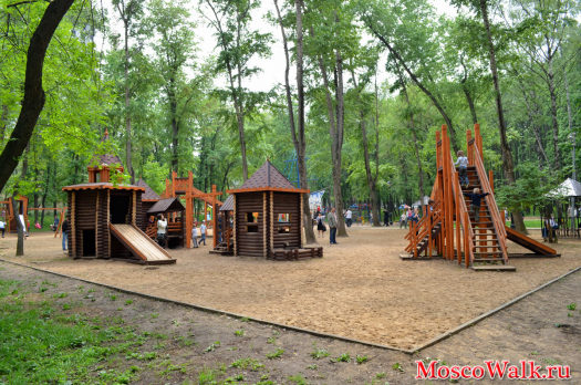 Большая деревянная детская площадка