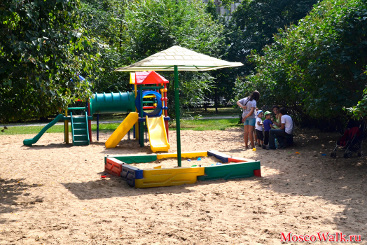 Детская площадка в парке Трубецких