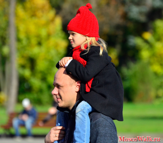 Папа с дочкой в парке