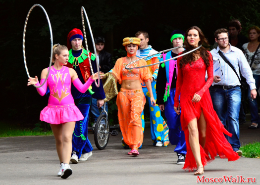Артисты идут на центральную аллею парка Измайлово