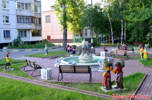 красивый двор с фонтаном по улице Академика Скрябина