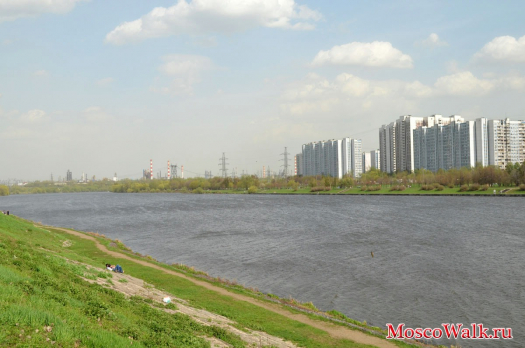 Вид на Москва-реку с центральной аллеи