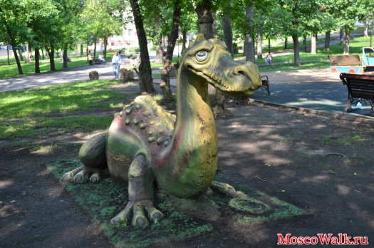 Фигура Дракончик в парке