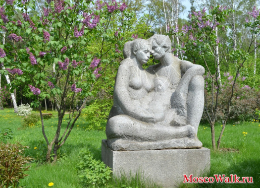 Статуя молодая семья с ребенком