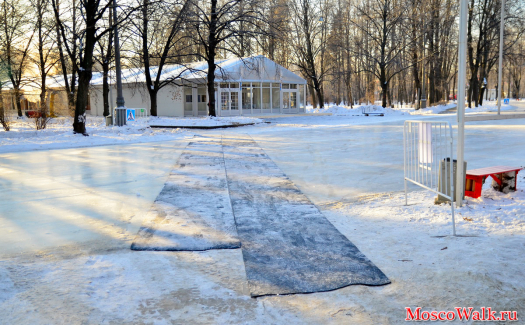 ля пешеходов через лёд положили специальные дорожки