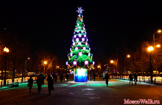на аллее между метро Сокольники и парком установили праздничную новогоднюю ёлку