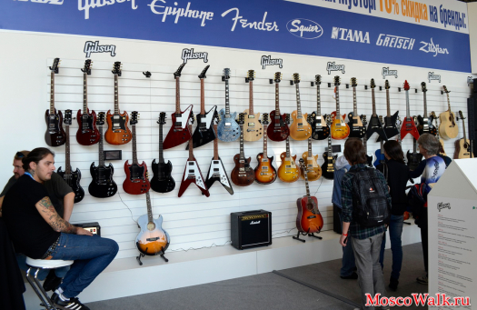 огромный выбор гитар на выставке