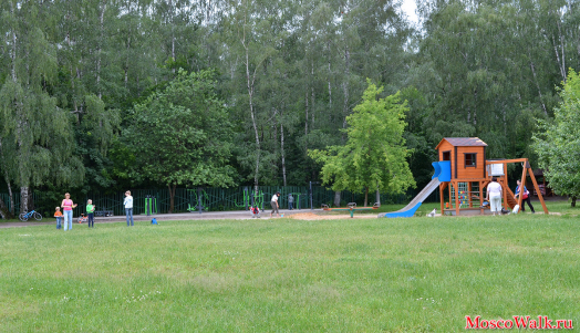 На территории зоны отдыха есть детская площадка