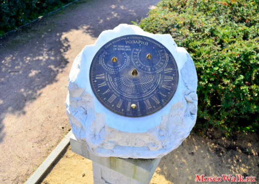 В розарии установлены экваториальные солнечные часы