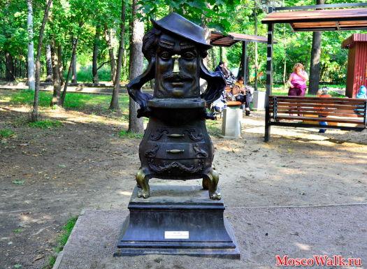 Памятник Мойдодыру в парке Сокольники