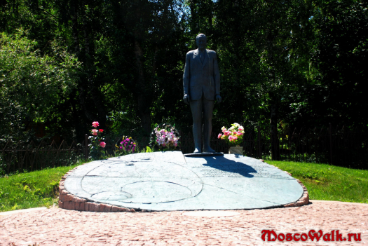 на перечении улиц Академика Власова и Академика Пилюгина, можно лицезреть памятник Николаю Пилюгину, известному русскому физику