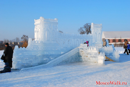 Ледяной замок-горка в Царицыно