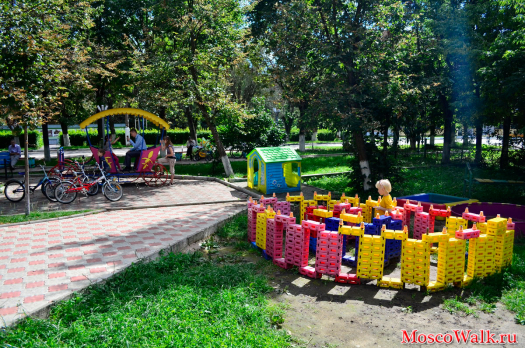 Детская площадка рядом с самолётом АН-2 поселок Луговая
