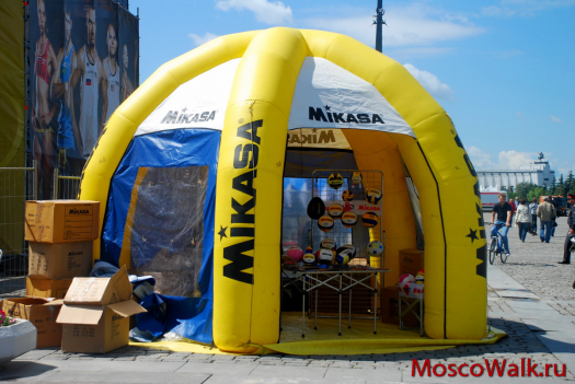 Надувная палатка, со всевозможными волейбольными аксессуарами