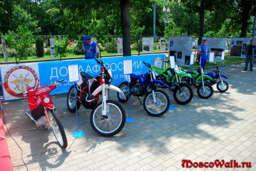 Стенд ДОСААФ России, мотоциклы Минск и Ява, самый послений мотоцикл - детский вариант