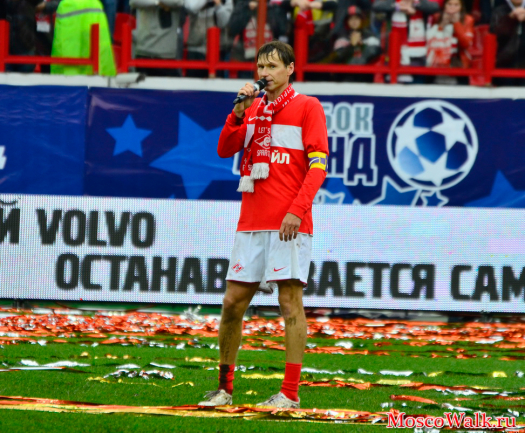 Егор Титов благодарит зрителей на стадионе