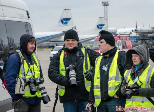 споттеры снимают учение в аэропорту Домодедово
