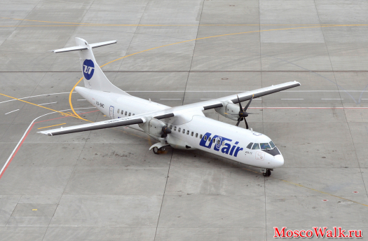 ATR-72 рулит на стоянку