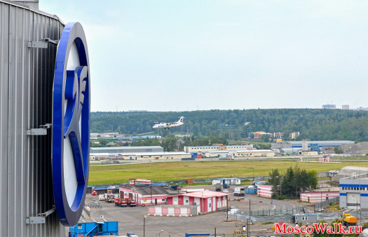 Самолет совершает заход на посадку на фоне знака аэропорта Внуково