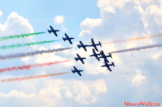 Выступление итальянской пилотажной группы «Фречче Триколори» 