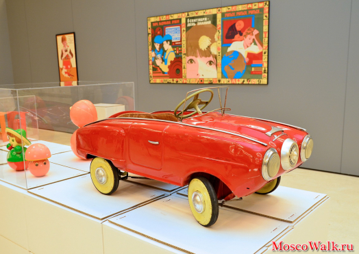 Выставка СССР. автомобиль Москвич с педальками