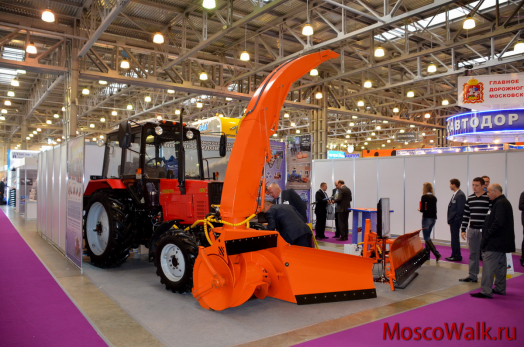 Трактор Беларус с насадкой для уборки снега