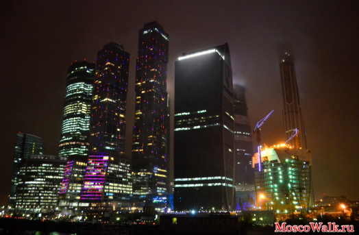 Ночной Москва-Сити с берега реки