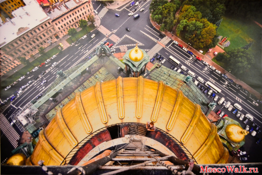 На куполе Исаакиевского собора - крупнейшего храма Санкт-Петербурга, высота 100 метров