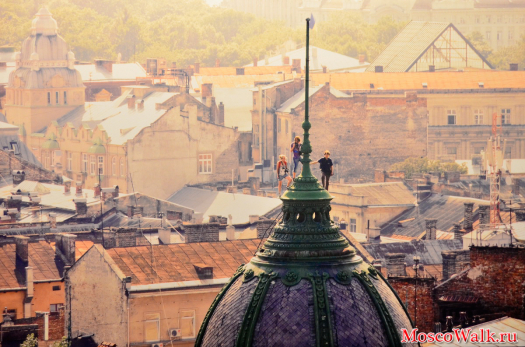 На крыше Этнографического музея во Львове, блогер Виталий Раскалов