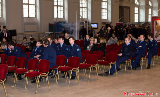 военные в ожидании официального открытия выставки