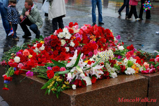 один из камней памяти на центральной аллее - очень много цветов  в память и былой славе советского народа