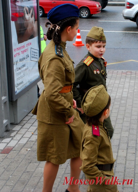 детишки, очень эффектно смотрящиеся в военной форме