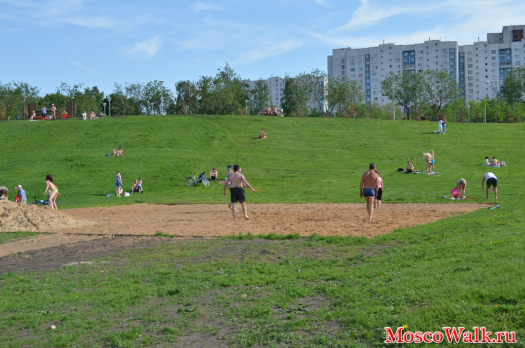 песчанная площадка для игры в волейбол