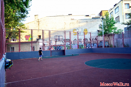 Спортивная площадка, где можно поирать в футбол и баскетбол